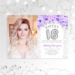 Invitation Sweet 16 Anniversaire Avec Photo Silver Purple Flo<br><div class="desc">Admirez l'invitation à la fête de 16 ans avec votre photo. Comprend des confettis argentés,  des numéros de ballons et des roses violets. Design floral sweet sixteen classe avec faux parties scintillant argent glam. Parfait pour une élégante fête anniversaire du 16ème.</div>