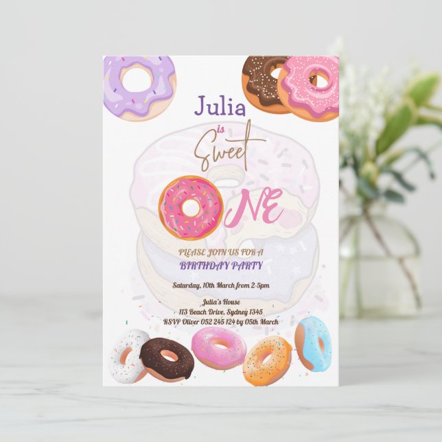 Invitation Sweet One Donut anniversaire rose (Debout devant)
