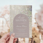 Invitation Sweet sixteen de Parties scintillant d'or Rose Iri<br><div class="desc">Invitation de fête d'anniversaire de sweet sixteen girly moderne avec un arrière - plan parties scintillant or rose et une arche rose poussiéreuse où toutes vos informations personnalisées sont écrites en polices blanches élégantes.</div>