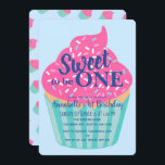 Invitation Sweet to be One Cupcake Kids First Birthday<br><div class="desc">Célébrez la journée spéciale de votre sucré avec ce Sweet to be One Cupcake Kids Second Birthday design. Le design présente un grand cupcake contre un arrière - plan bleu clair. L'inverse est un motif de cupcakes. Vous pouvez customiser plus loin en cliquant sur le bouton "PERSONNALISER". Objets correspondants dans...</div>