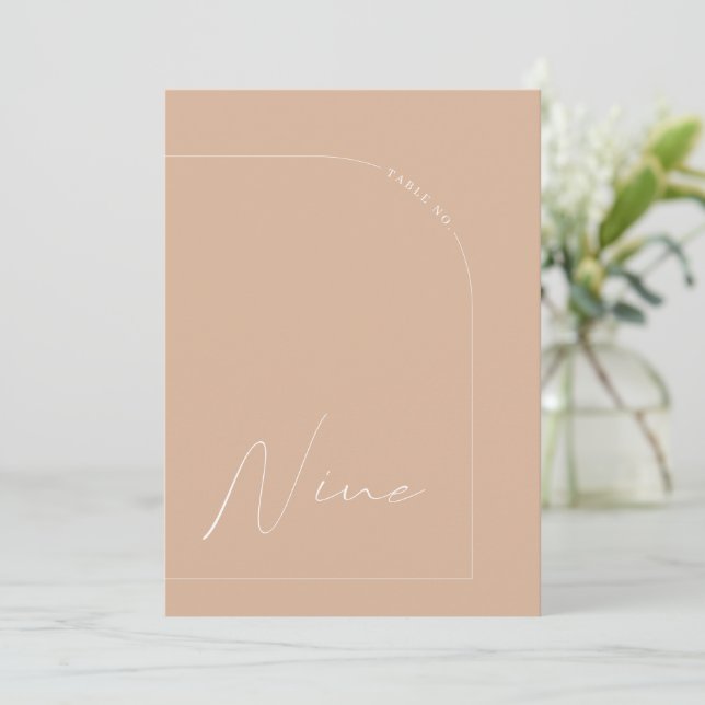 Invitation Table moderne Boho Tan Arch Neuf Numéro de tableau (Debout devant)