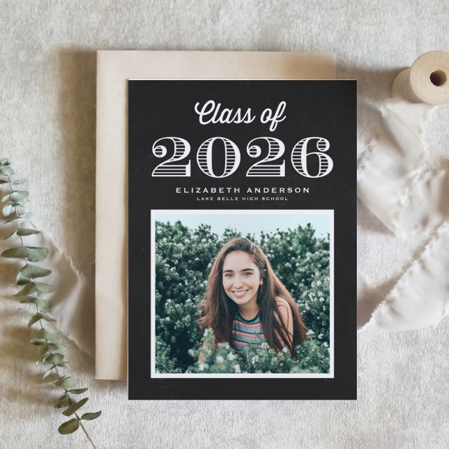 Invitation Tableau Rétro Classe 2024 Photo Diplôme (Customizable faux chalkboard photo graduation invitation featuring vintage calligraphy. )
