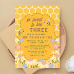 Invitation Tellement doux pour être la fête d'anniversaire de<br><div class="desc">Watercolor floral girl troisième anniversaire Invitation. Le design présente un peigne de miel sucré avec une abeille mignonne et de jolies fleurs margueuses. Un parfait c'est tellement gentil d'être une invitation de trois ans pour votre fille troisième anniversaire</div>