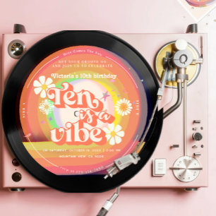 Invitation Ten est une Vibe Super Retro Vinyl Rainbow Daisy
