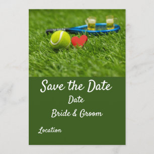 Invitation Tennis ball est sur l'herbe verte avec amour maria