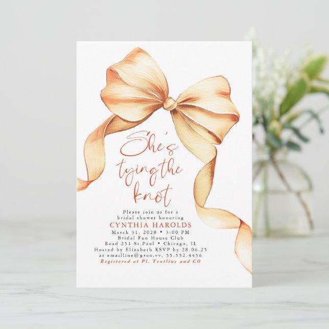 Invitation Terracotta Bow Elle Noue les Fils de son Mariage S (Debout devant)