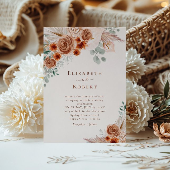 Invitation Terre cuite Fleurs Herbe de Pampas Eucalyptus Mari (Terracotta Floral Pampas Grass Eucalyptus Wedding Invitation on a sunny table with boho flowers)
