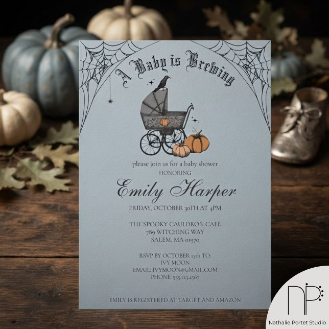 Invitation Texte éditable Fête de bébé : Un bébé est en route (Hand-drawn Halloween baby is brewing baby shower invitation in chic French blue with editable text.)