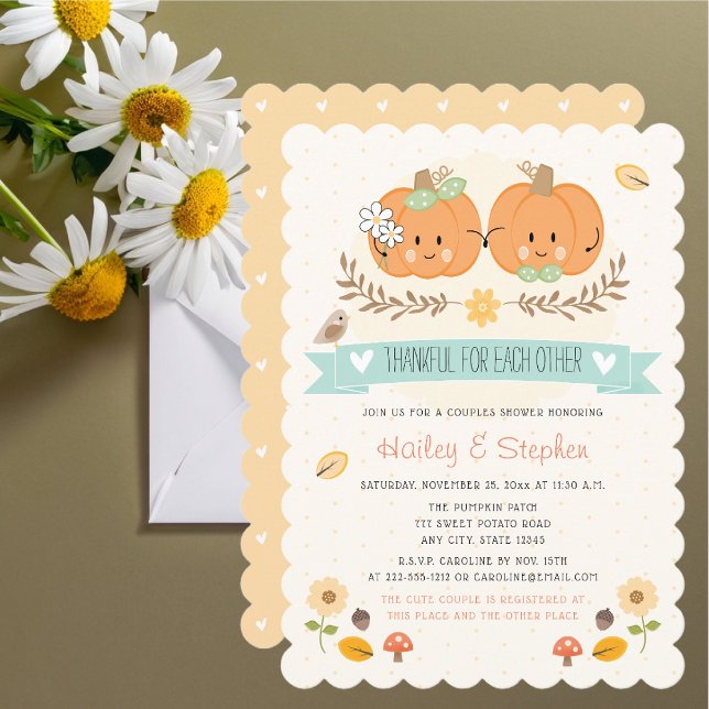 Invitation Thanksgiving mignonne Couples Citrouille Douche (Adorable fall thanksgiving themed couples shower invite with a pair of cute pumpkins holding hands. )
