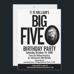 Invitation The Big Five 0 50th Birthday photo noir blanc<br><div class="desc">The Big Five O, audacieuse simple graphique noir et blanc modèle photo 50ème anniversaire invitation. Personnalisez cette invitation de cinq décennies d'anniversaire avec vos propres détails de fête d'anniversaire, et deux photos différentes de votre fille ou garçon d'anniversaire une sur le devant et une sur le dos, de temps en...</div>