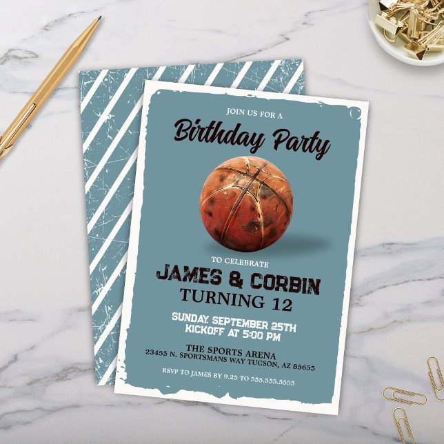 Invitation Thème de basket-ball vintage Anniversaire Visite (Vintage blue grey birthday party invitation with modern basketball theme for dual double or boys)