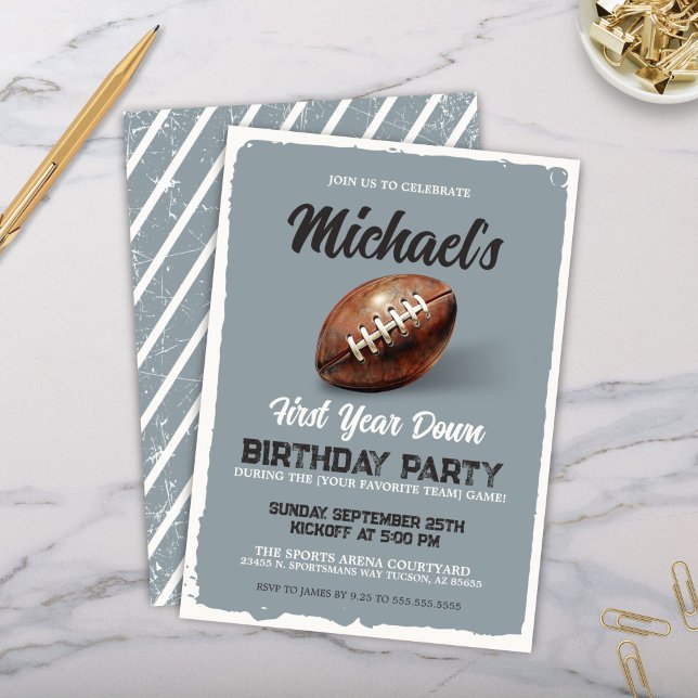 Invitation Thème de football gris vintage 1er anniversaire (Vintage grey football theme party invitation with antique football for 1st birthday or watch party)