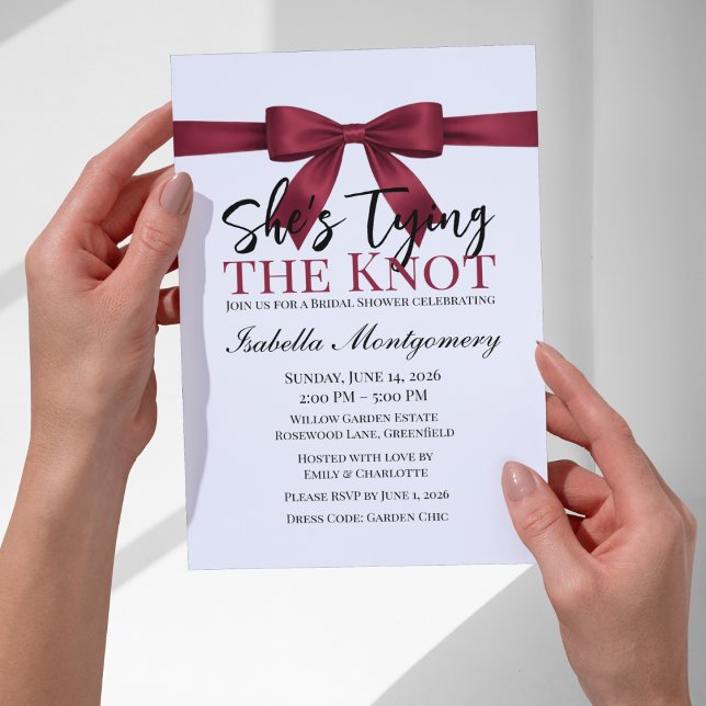Invitation Thème « Elle noue le nœud » Ruban bordeaux (She’s Tying the Knot Theme Burgundy Bow Invitation
)