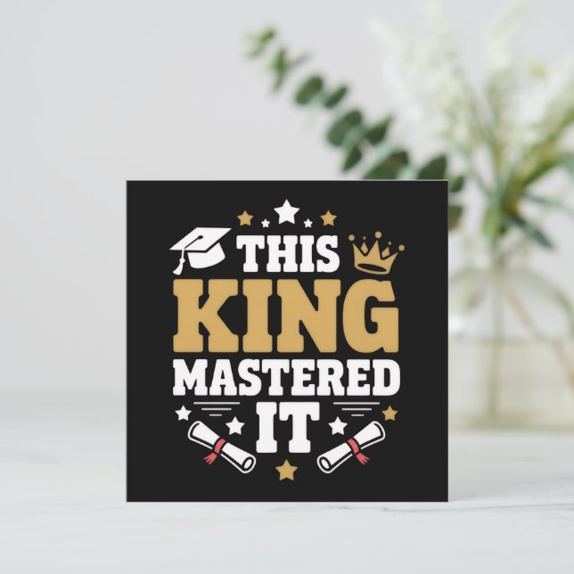 Invitation This King I Mastered It Masters Graduation Class  (Debout devant)
