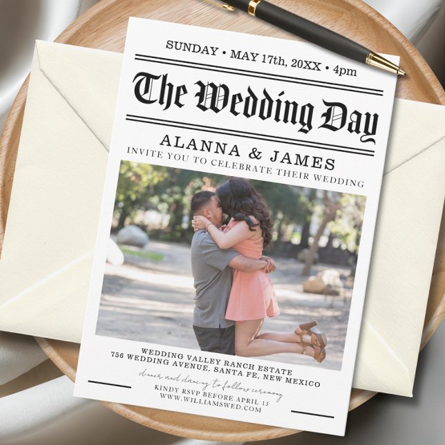 Invitation Titre de journal vintage mariage noir et blanc (Modern newspaper-style wedding invitation featuring bold typography and a romantic couple photo.)