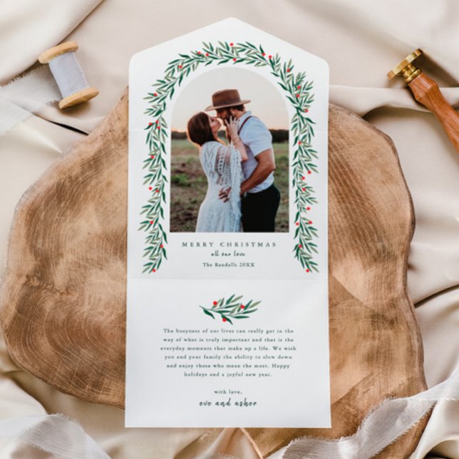 Invitation Tout En Un Arc de verdure Élégant Photo Noël (Elegant boho greenery arch photo christmas holiday all-in-one card.)
