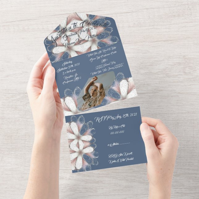 Invitation Tout En Un Bleu Blanc Élégant Script Photo Fleurs Graduation (Déchirure)