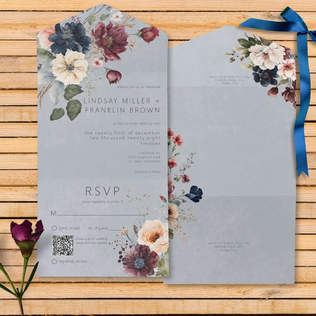 Invitation Tout En Un Bleu Bourgogne et crème Rustique Floral Bleu QR Co (Blue Burgundy & Cream Rustic Floral Blue All In One Wedding Invitation with QR Code)