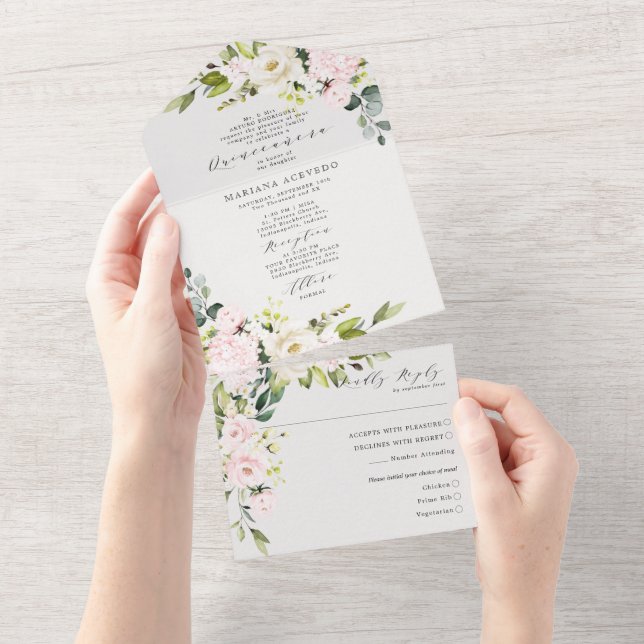 Invitation Tout En Un Blush Floral traditionnel Libellé Quinceañera (Déchirure)