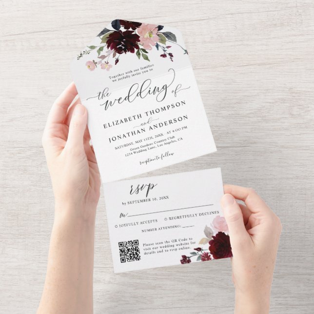 Invitation Tout En Un Burgundy Marsala Floral Détails du Mariage QR RSVP (Déchirure)
