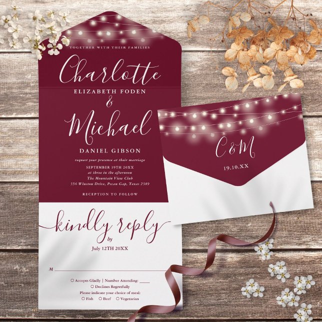 Invitation Tout En Un Burgundy String Lights Élégant Mariage de script (Burgundy String Lights Elegant Script Wedding All In One Invitation)