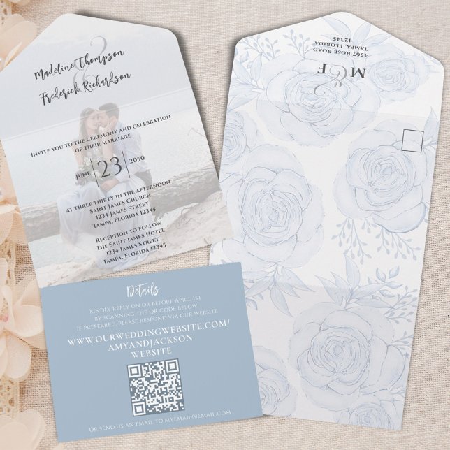 Invitation Tout En Un Code QR élégant Floral RSVP en ligne Dusty Blue (Elegant floral dusty blue all in one wedding invitation with blue floral roses.)