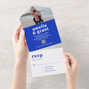 Invitation Tout En Un Code QR mariage moderne en police rétro bleu saphi