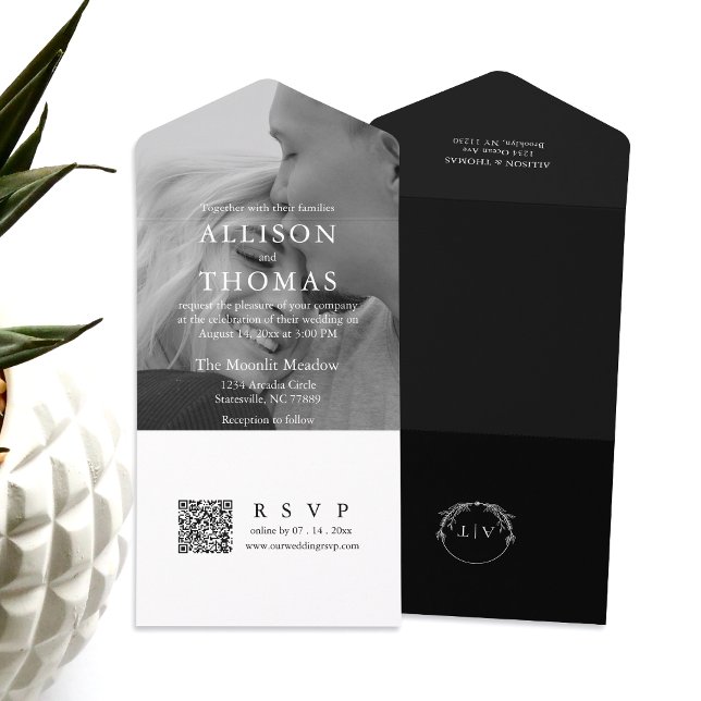 Invitation Tout En Un Code QR noir et blanc moderne Monogramme Mariage (Simplify your wedding with our all-in-one invitation – convenience and beauty in a single card.)