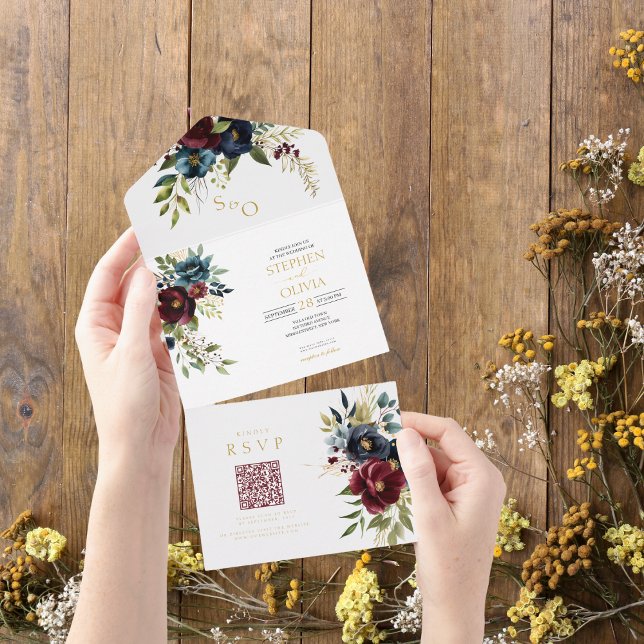 Invitation Tout En Un Élégant bourgogne fleurit QR RSVP mariage (Créateur téléchargé)
