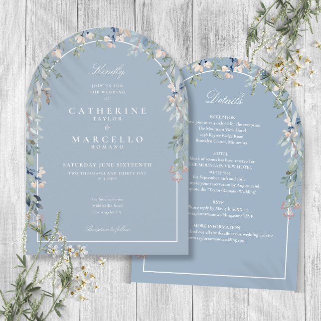Invitation Tout en un élégant Mariage d'arc bleu floral Dusty (All In One Elegant Dusty Blue Floral Arch Wedding Invitation)