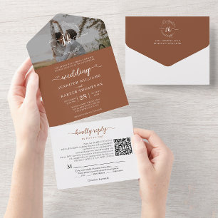 Invitation Tout En Un Élégant Monogramme en terre cuite QR Code Mariage