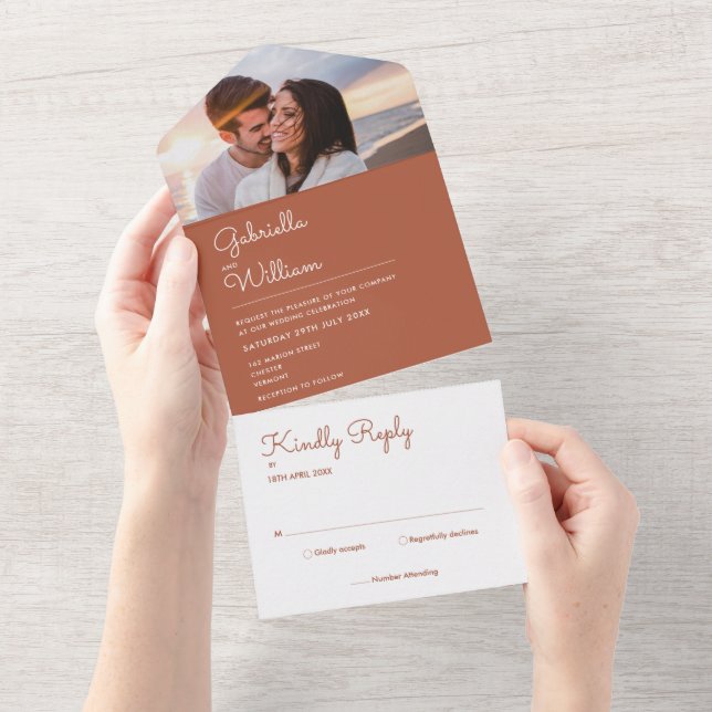 Invitation Tout En Un Élégant Script Terracotta Monogramme Mariage photo (Déchirure)