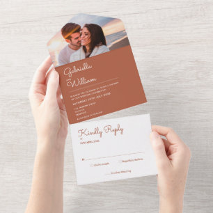 Invitation Tout En Un Élégant Script Terracotta Monogramme Mariage photo