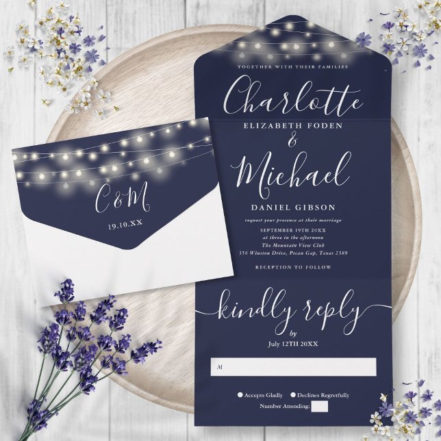 Invitation Tout En Un Lumières de chaîne bleu marine Mariage moderne écr (Navy Blue String Lights Modern Script Wedding All In One Invitation)