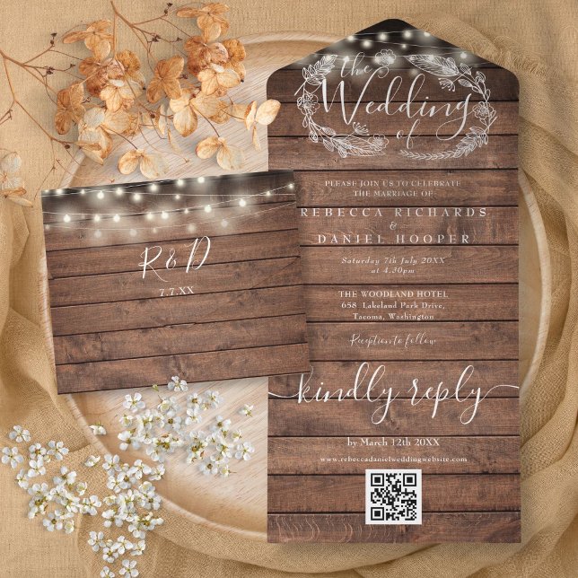 Invitation Tout En Un Lumières de chaîne en bois rustique Code QR Mariag (Rustic Wood String Lights QR Code Floral Wedding All In One Invitation)
