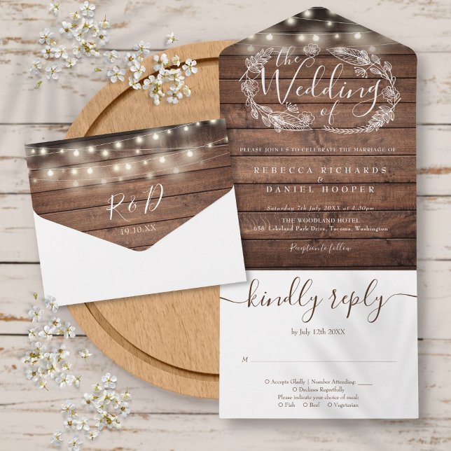 Invitation Tout En Un Lumières de chaîne en bois rustique Script Floral  (Rustic Wood String Lights Script Floral Wedding All In One Invitation)