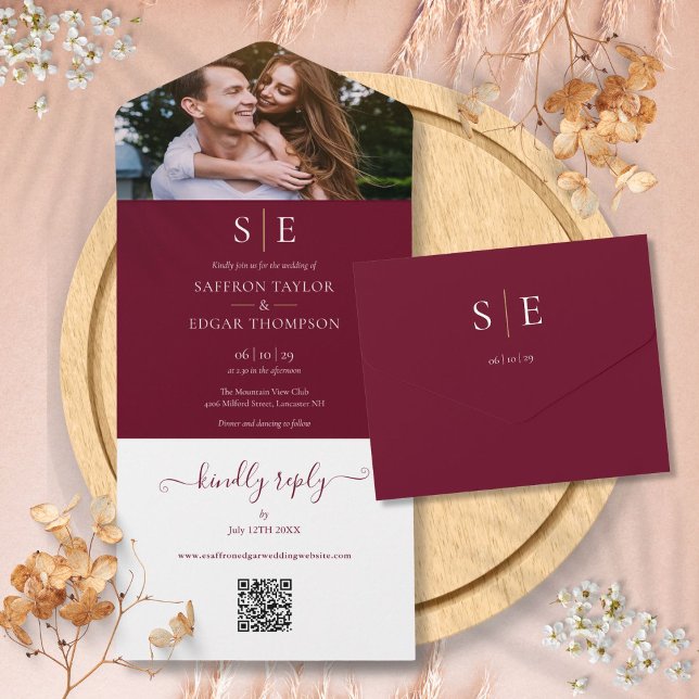 Invitation Tout En Un Mariage avec photo et monogramme QR Code sur fond  (Burgundy And Gold Monogram QR Code Photo Wedding All In One Invitation)