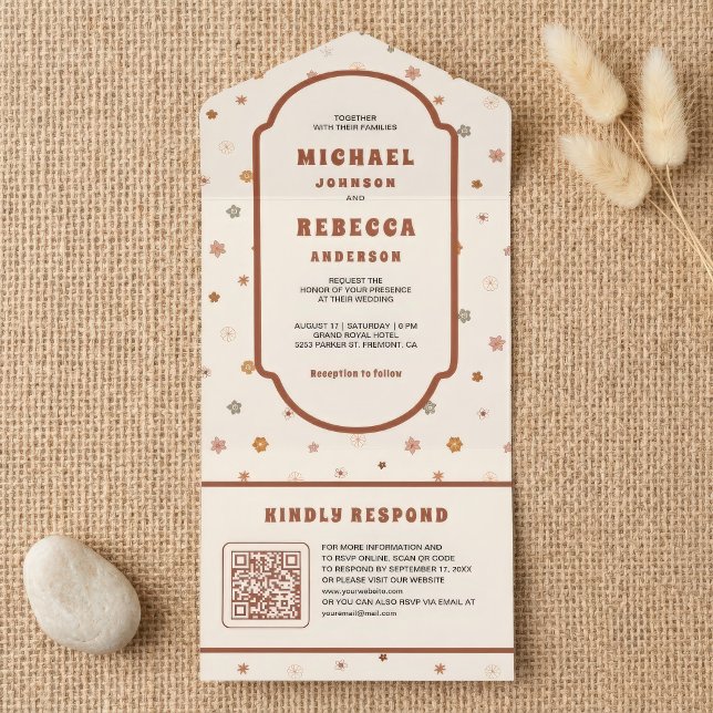 Invitation Tout En Un Mariage Code QR Fleurs Délicates Rétro Groovy des  (Créateur téléchargé)