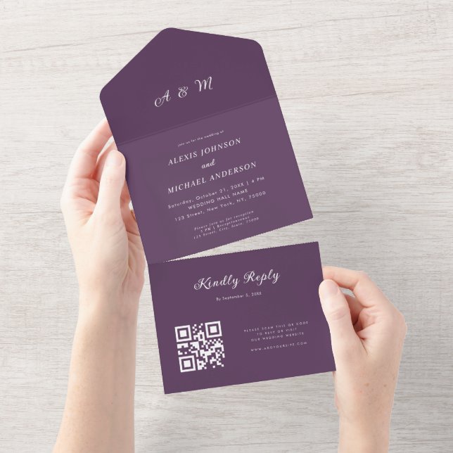 Invitation Tout En Un Mariage Code QR Monogramme Elégant Violet Prune (Déchirure)