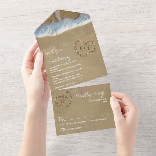 Invitation Tout En Un Mariage de plage à monogramme cœur dans le sable (Déchirure)