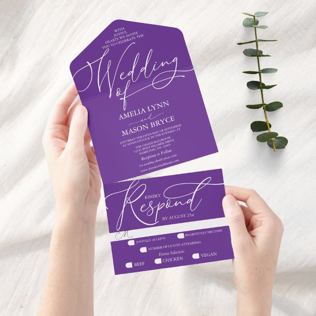 Invitation Tout En Un Mariage de script de calligraphie violet et blanc (Purple modern elegant script calligraphy all in one wedding invitation)
