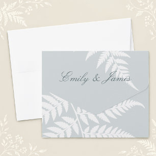 Invitation Tout En Un Mariage élégant aux fougères blanches sur fond ble