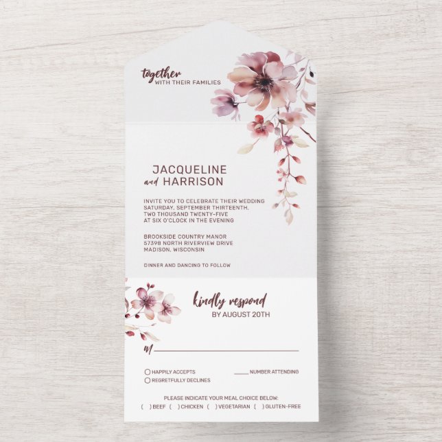 Invitation Tout En Un Mariage floral romantique de Bourgogne et de Blush (À l'intérieur)