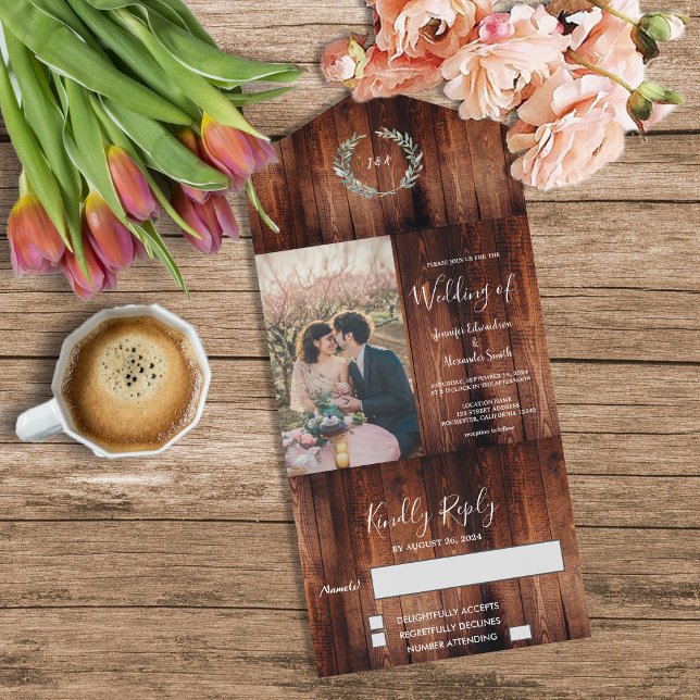 Invitation Tout En Un Mariage photo en monogramme de bois de grange rust (Rustic barn wood, monogrammed, photo all in one country Wedding invitation.)