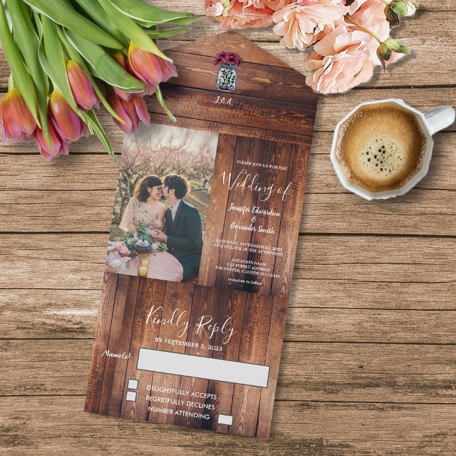 Invitation Tout En Un Mariage photo en pot de bois rustique (Rustic barn wood, monogrammed, mason jar all in one wedding invitation.)