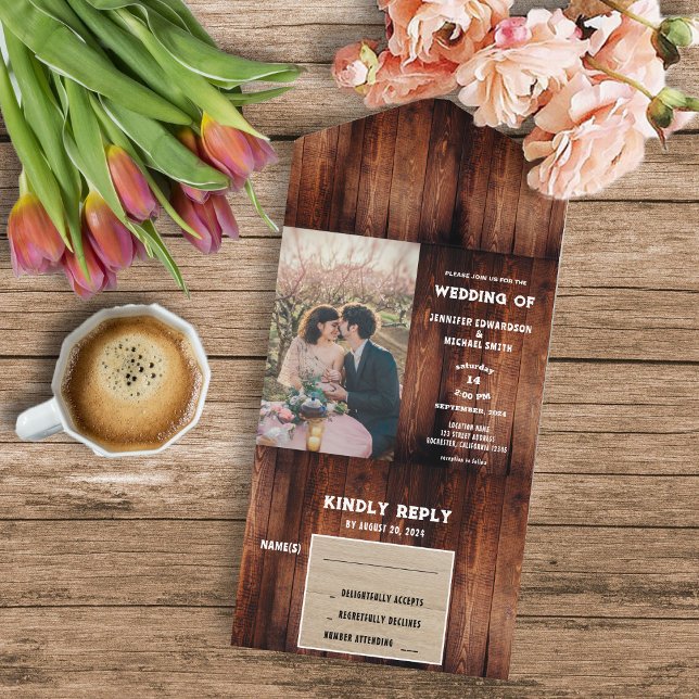 Invitation Tout En Un Mariage photo rustique en bois de grange (Rustic country farmhouse rural photo wedding invitation and RSVP card in one.)