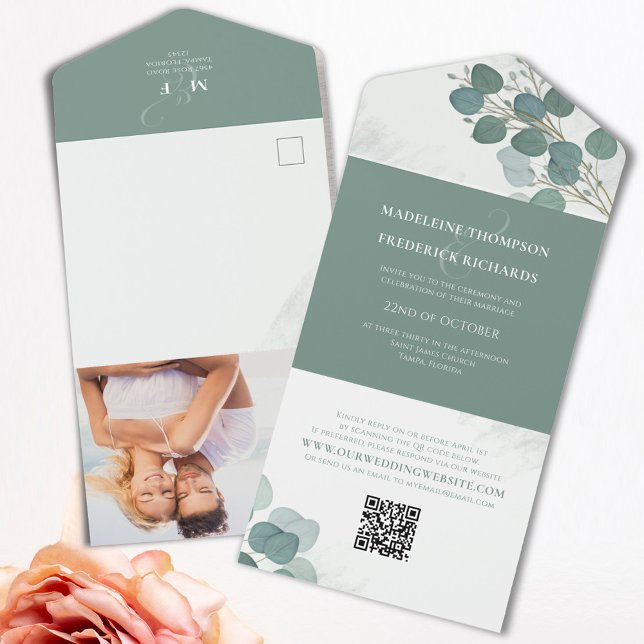 Invitation Tout En Un Mariage Tout-Compris avec Verdure d'Eucalyptus (Sage green eucalyptus all-in-one wedding invitation with photo and QR code RSVP postcard.)