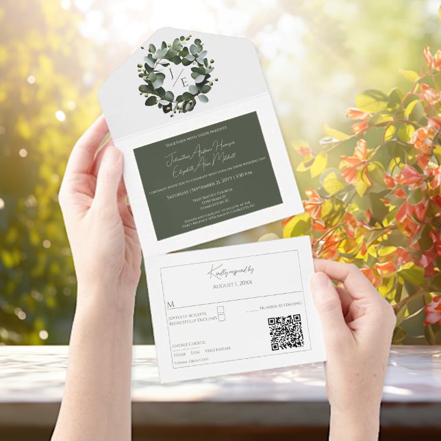 Invitation Tout En Un Monogramme moderne Eucalyptus Mariage de couronne  (White Modern Monogram Eucalyptus Wreath Wedding All in One Invite)