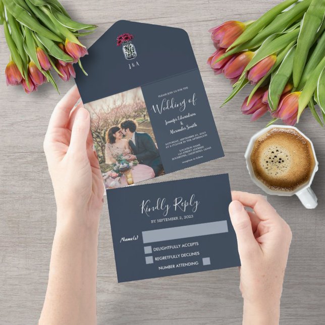 Invitation Tout En Un Monographie de pot de mason rustique photo Mariage (Rustic navy blue mason jar all in one wedding invitation.)