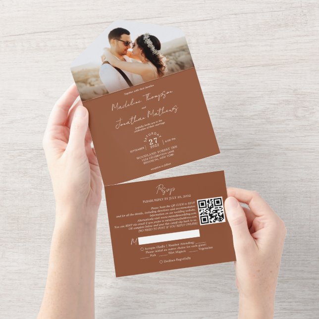 Invitation Tout En Un Photo en terre cuite moderne QR Code Rsvp Mariage (Déchirure)